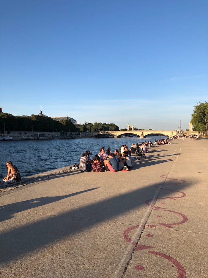 Пока в Париже не было туристов, полюбоваться им вышли местные жители: они уверяют, что безлюдный город выглядит куда симпатичнее (фото)