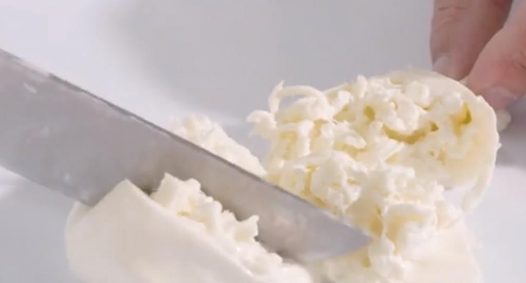 Сыр буррата - один из самых вкусных итальянских сортов: как его изготавливают на родине (с нашим не сравнится)