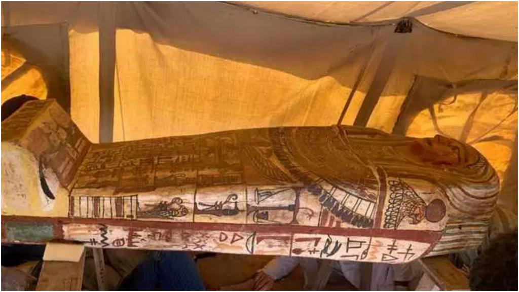 В Египте нашли 27 саркофагов с мумиями, которым по 2500 лет