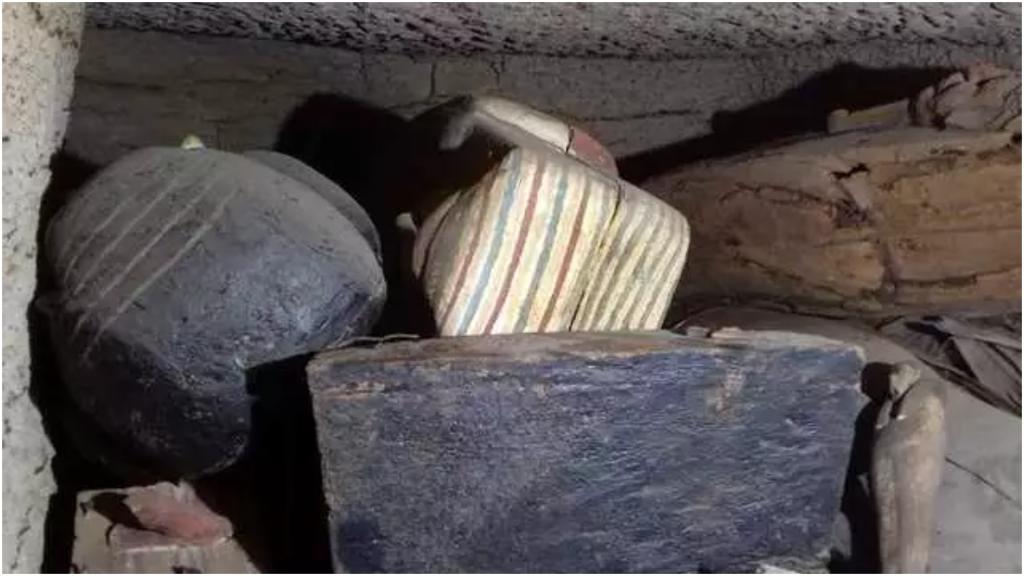 В Египте нашли 27 саркофагов с мумиями, которым по 2500 лет