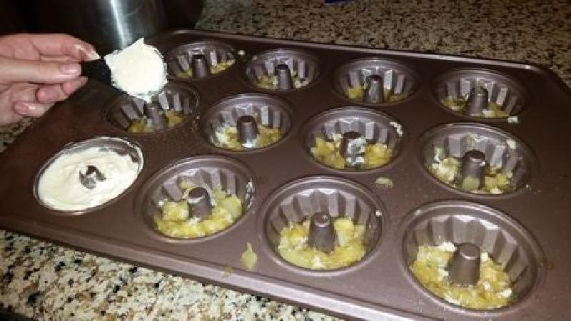 Ананасовые кексы с кусочками консервированных фруктов и глазурью: не успеваю оглянуться, как тарелка с лакомством оказывается пустой