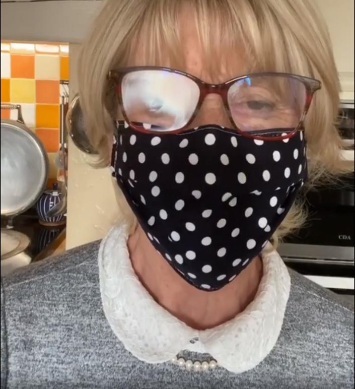 Чтобы при ношении маски не запотевали очки, женщина использует средство для посуды: лайфхак