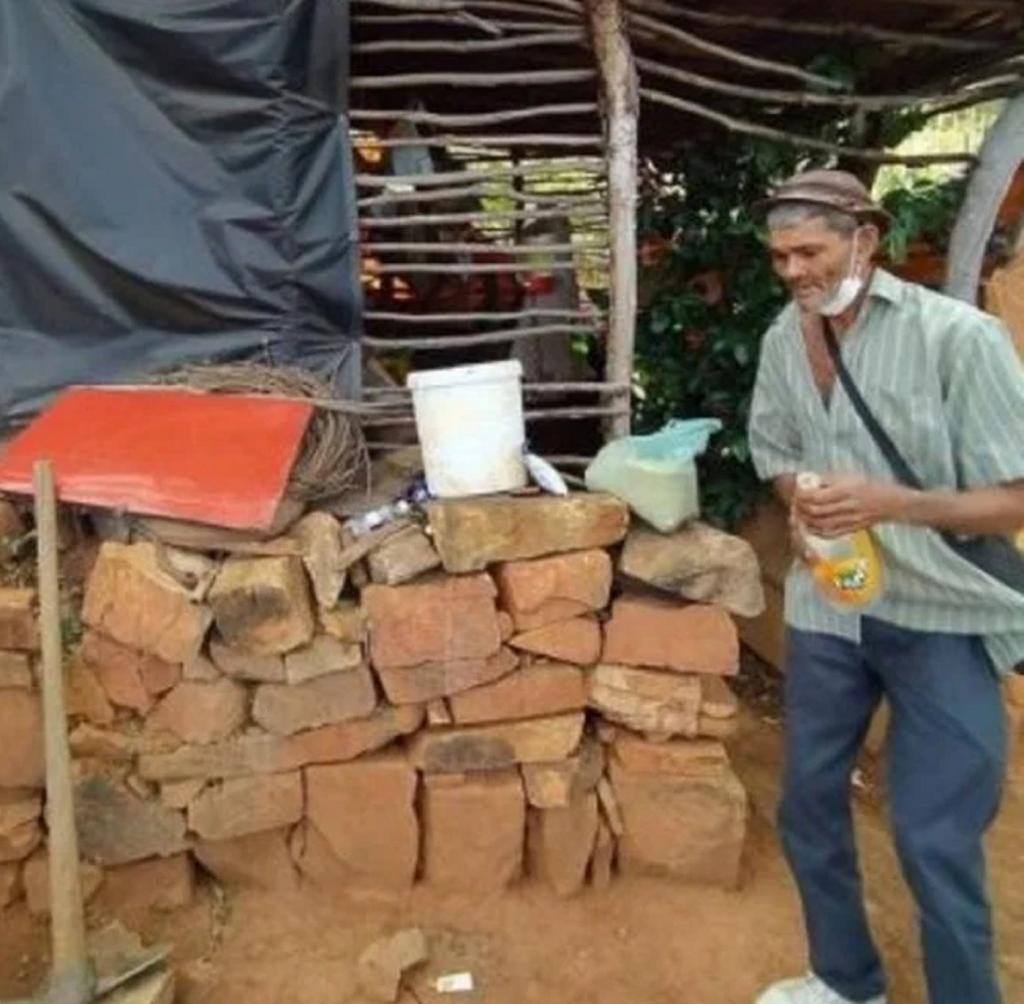 Сосед помог построить дом мужчине, который 18 лет прожил в хижине