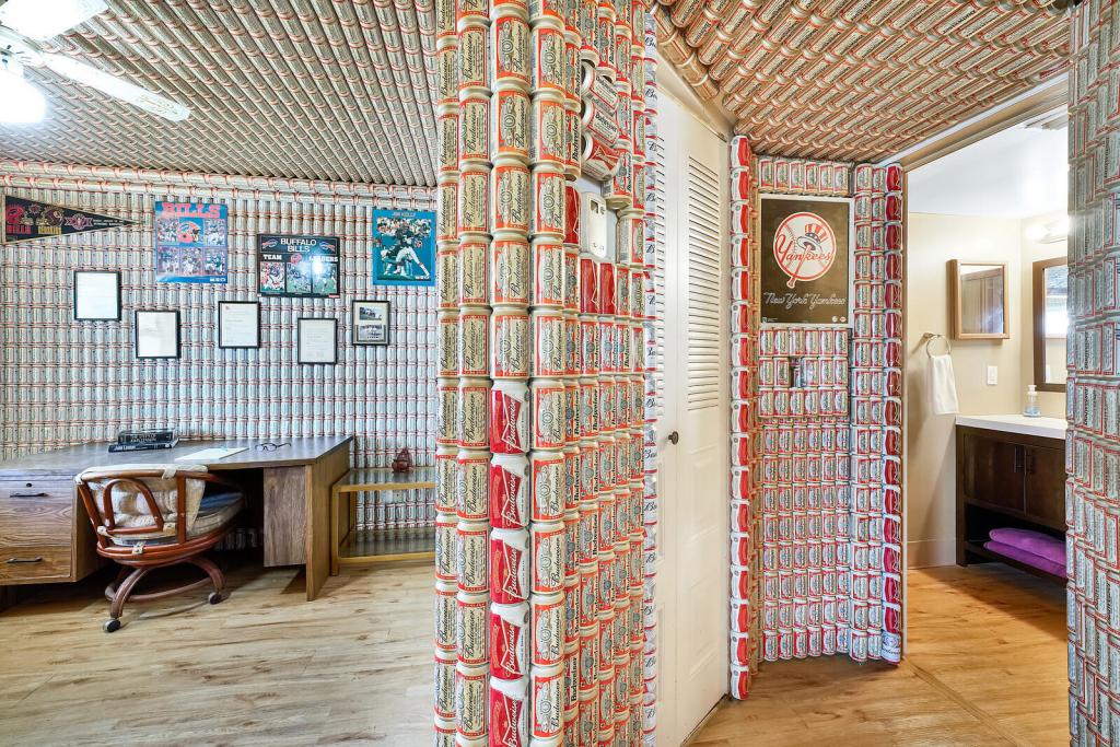 Любитель пива 16 лет украшал дом банками. Теперь его можно купить за 100 000 долларов