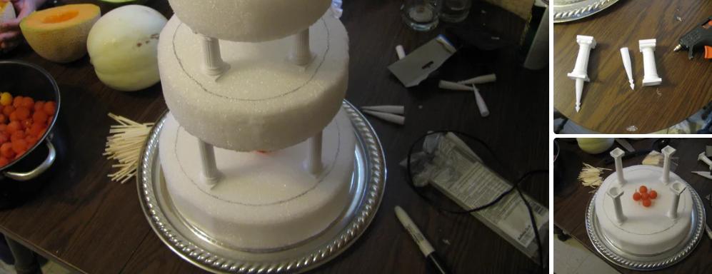 На свадебном торте можно здорово сэкономить, если сделать его из пенопласта, пластиковых колонн и свежих фруктов