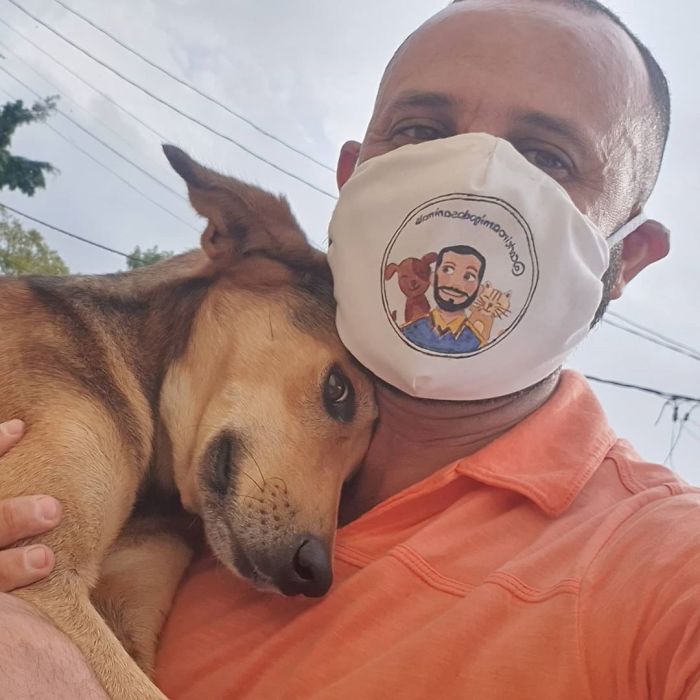 Бразильский почтальон дружит со всеми собаками и кошками, которых встречает на работе
