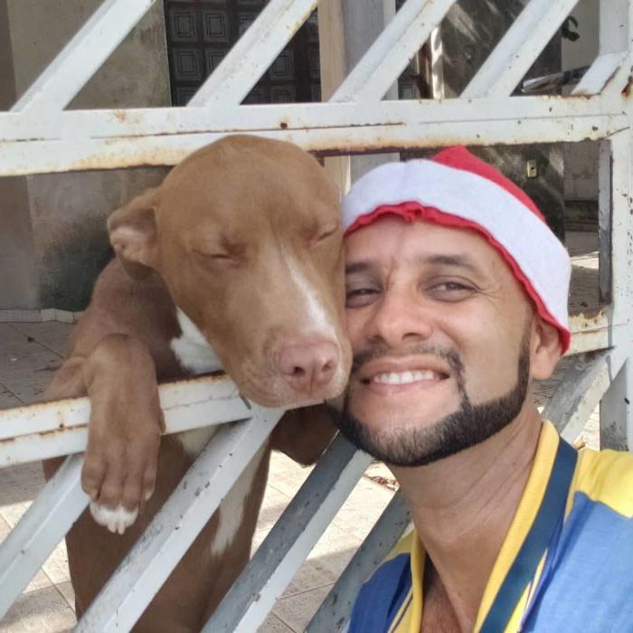 Бразильский почтальон дружит со всеми собаками и кошками, которых встречает на работе
