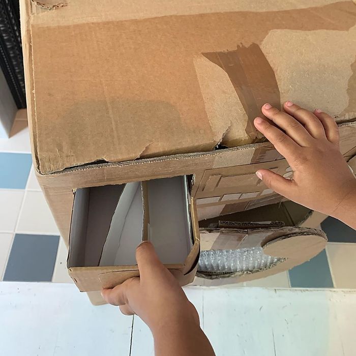 Девушка делает картонные копии бытовой техники, чтобы научить своих маленьких детей пользоваться ею