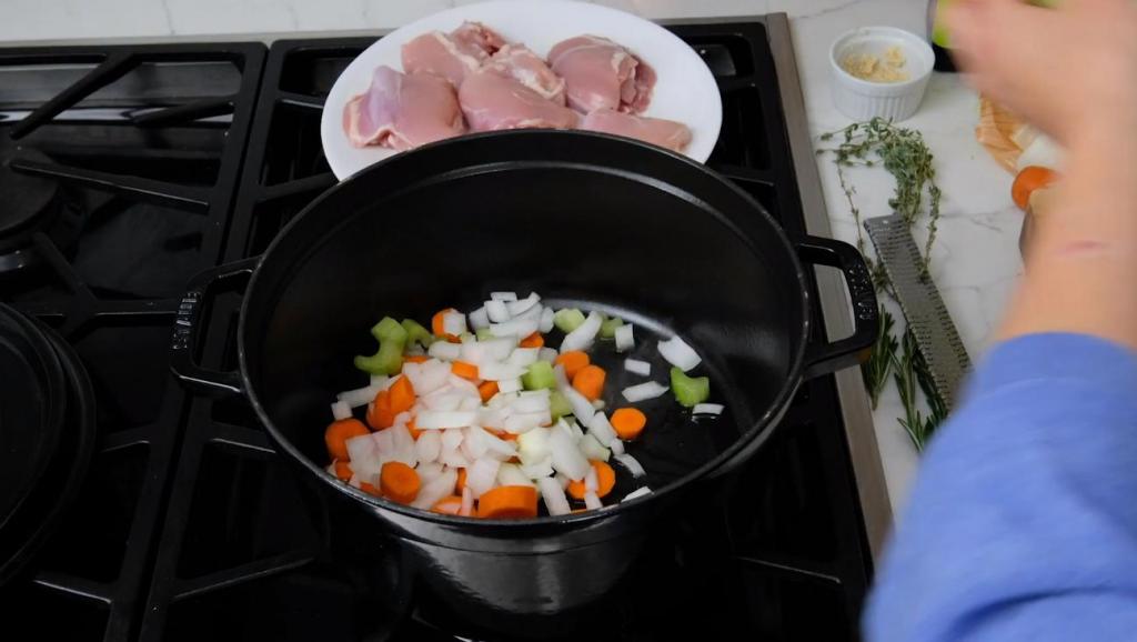 Моник, блогер-кулинар в Instagram, поделилась рецептом супа, который помог ей восстановиться после гриппа