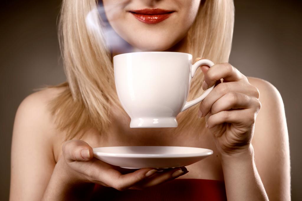 Просовывать пальцы нельзя: как правильно держать чашку во время чаепития (в приличном обществе незнание этого правила сразу бросается в глаза)