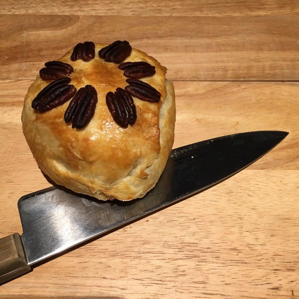 Запеченный сыр бри с тыквой: необычный рецепт идеальной осенней закуски