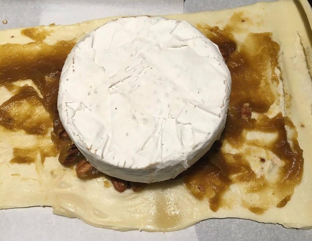 Запеченный сыр бри с тыквой: необычный рецепт идеальной осенней закуски