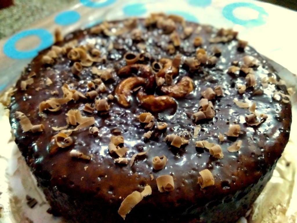 Бисквит готовлю из печенья, а глазурь – из пористого шоколада: пирог получается сочным и очень вкусным