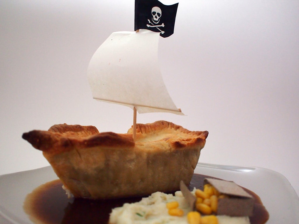 Если ребенок обожает пиратскую тематику, можно порадовать его тематическим лакомством: сытный пирог в виде пиратского корабля