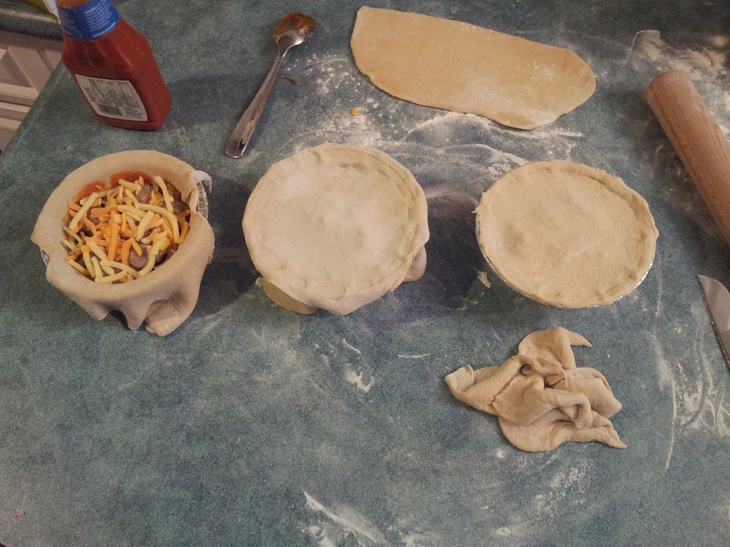 "Гавайская" или с грибами и луком: пристрастился готовить сочную пиццу в горшочке