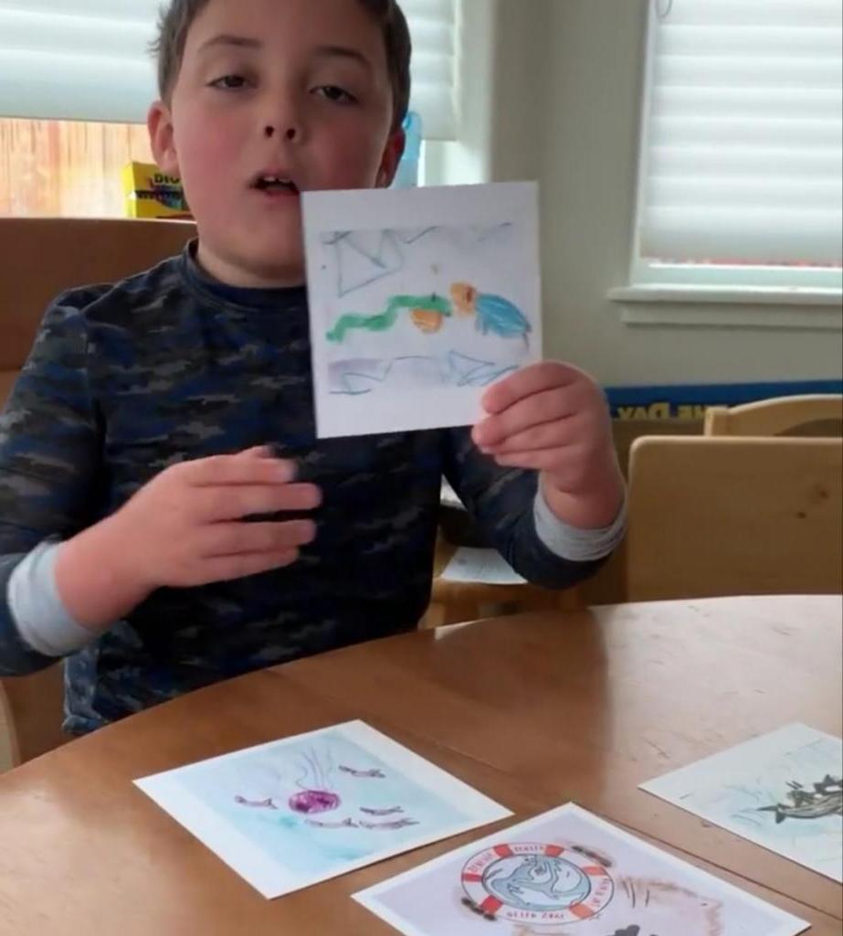 Мальчик рисует простые рисунки и продает их: так он помогает морским животным Аляски