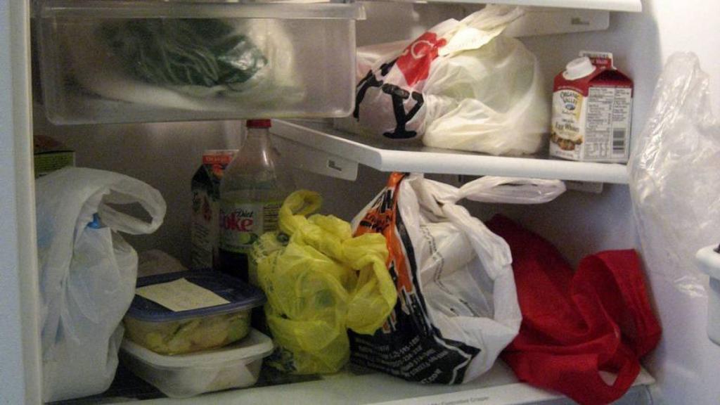 Парень не выдержал и опубликовал фото того, как его девушка "раскладывает" продукты в холодильнике после шопинга