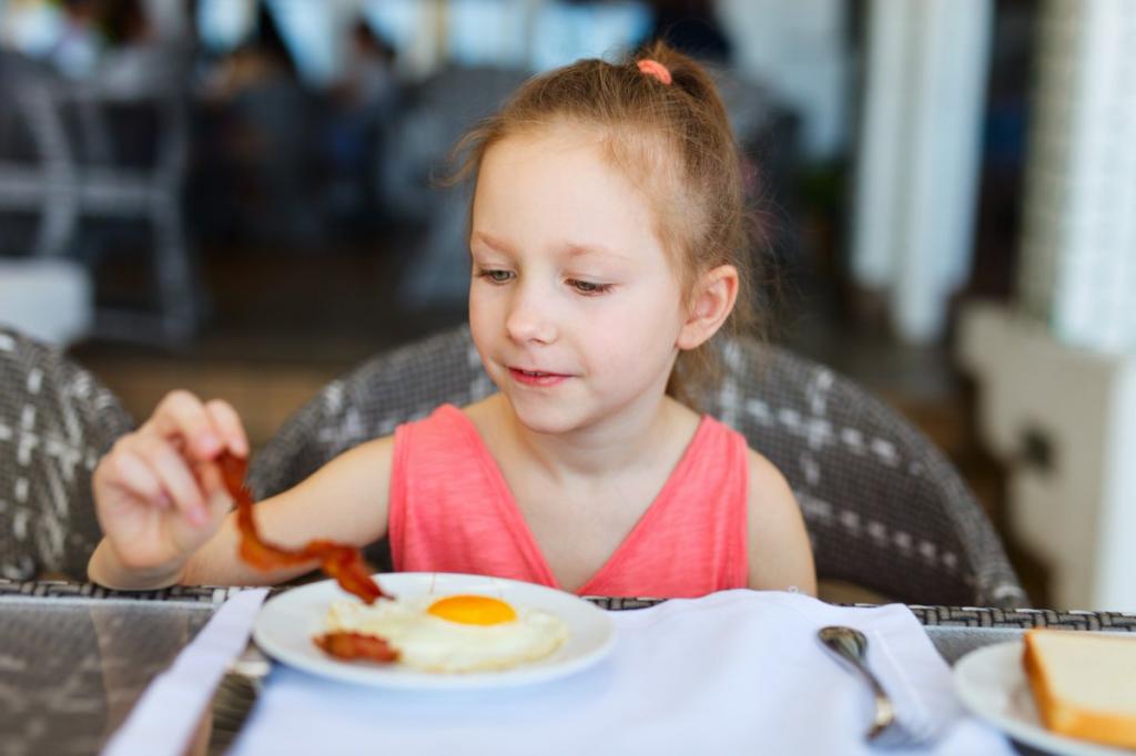 Включите в завтрак белки: врач-диетолог рассказала, чем кормить ребенка перед школой, чтобы он не хотел сладостей