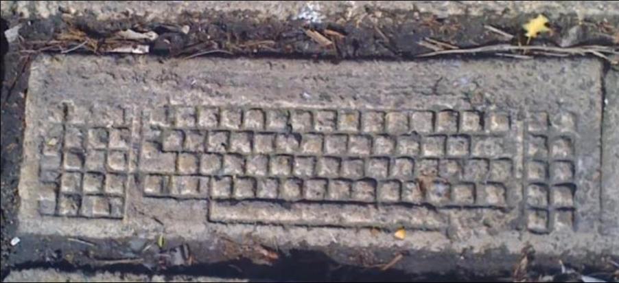 Тайна отпечатка клавиатуры около старинной церкви: было много версий, но он был создан студенткой по имени Молли Соул