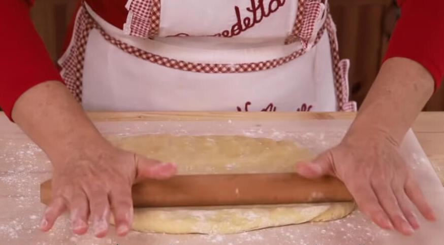 Простой пирог "Розочка" с ванильным кремом по типу "Дружной семейки": сколько бы не готовила, а всегда мало