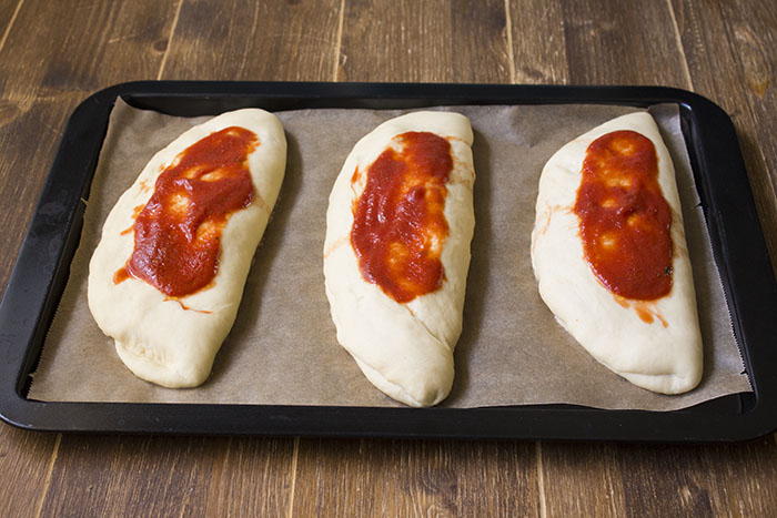 Пышные булочки с начинкой из колбасы и томатным соусом: кто-то называет их мини-пиццами, кто-то чебуреками
