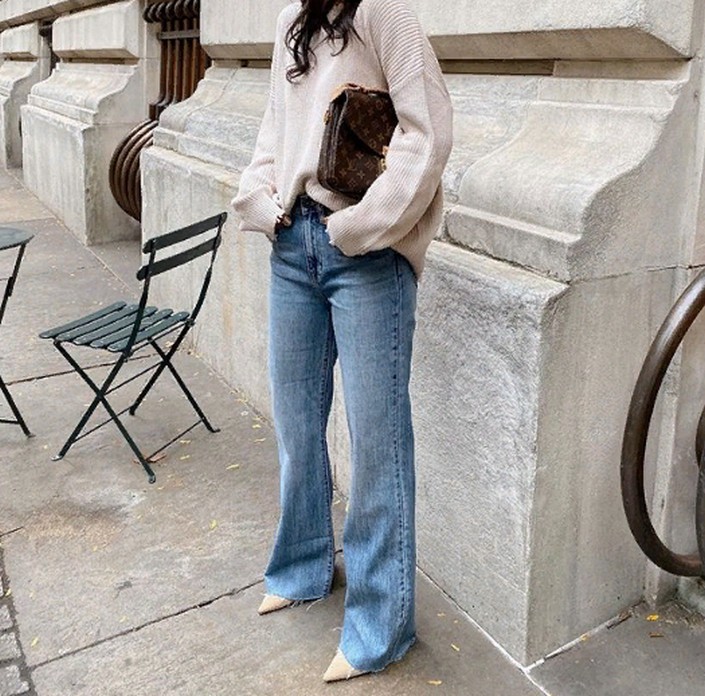 Новое - хорошо забытое старое: расклешенные джинсы снова в моде осенью - зимой 2020/2021