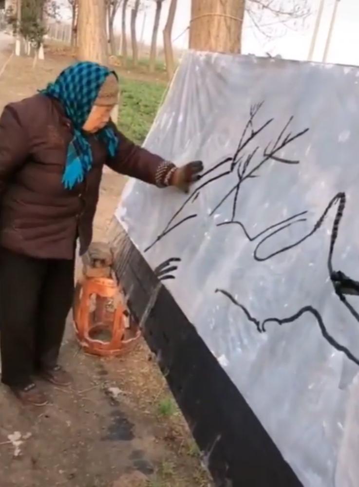 Стрит-арт от бабушки-азиатки: пожилая женщина не использовала дополнительные материалы – рисовала пальцами