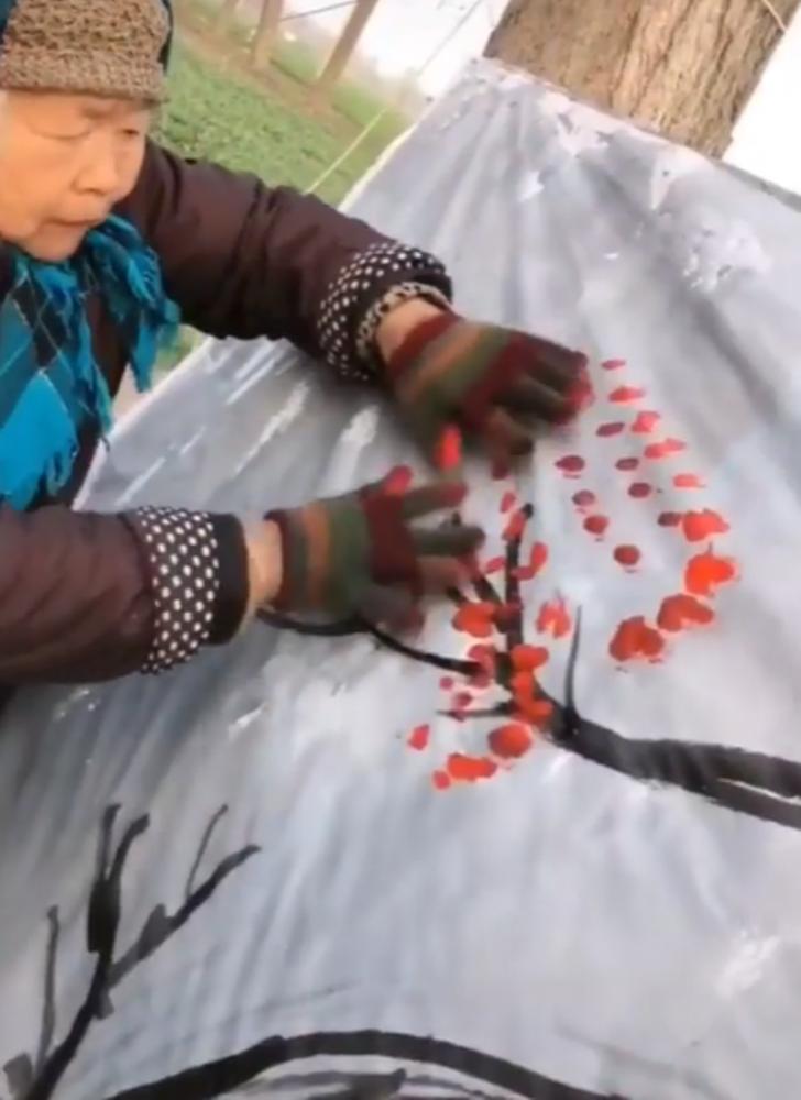 Стрит-арт от бабушки-азиатки: пожилая женщина не использовала дополнительные материалы – рисовала пальцами