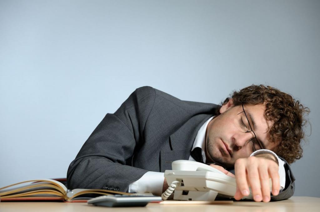 Дополнительный час сна: врач-сомнолог рассказал, как пережить осеннюю сонливость