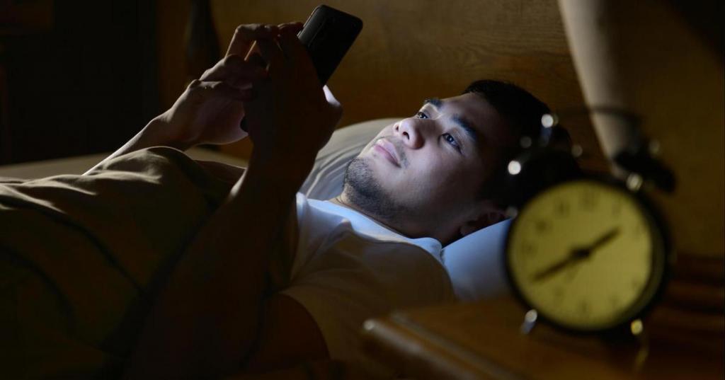 Дополнительный час сна: врач-сомнолог рассказал, как пережить осеннюю сонливость
