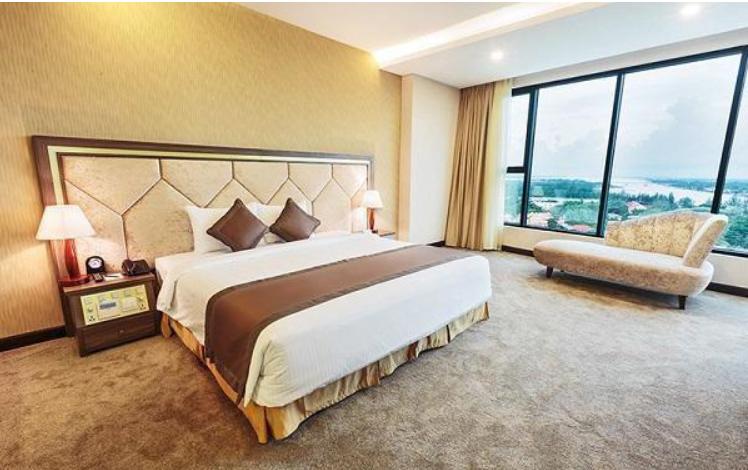 Практически в каждом отеле есть узкие покрывала на кроватях, но большинство ошибочно считают, что они только для красоты