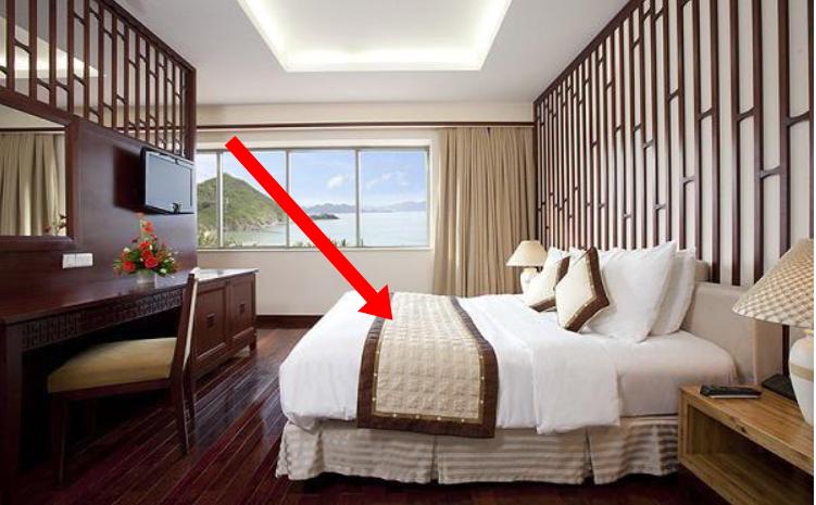 Практически в каждом отеле есть узкие покрывала на кроватях, но большинство ошибочно считают, что они только для красоты