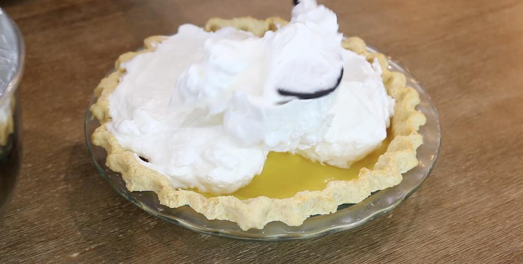 Ванильный пирог с цитрусовой "изюминкой": простой рецепт десерта с лимонным безе