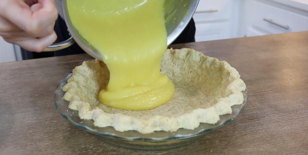 Ванильный пирог с цитрусовой "изюминкой": простой рецепт десерта с лимонным безе