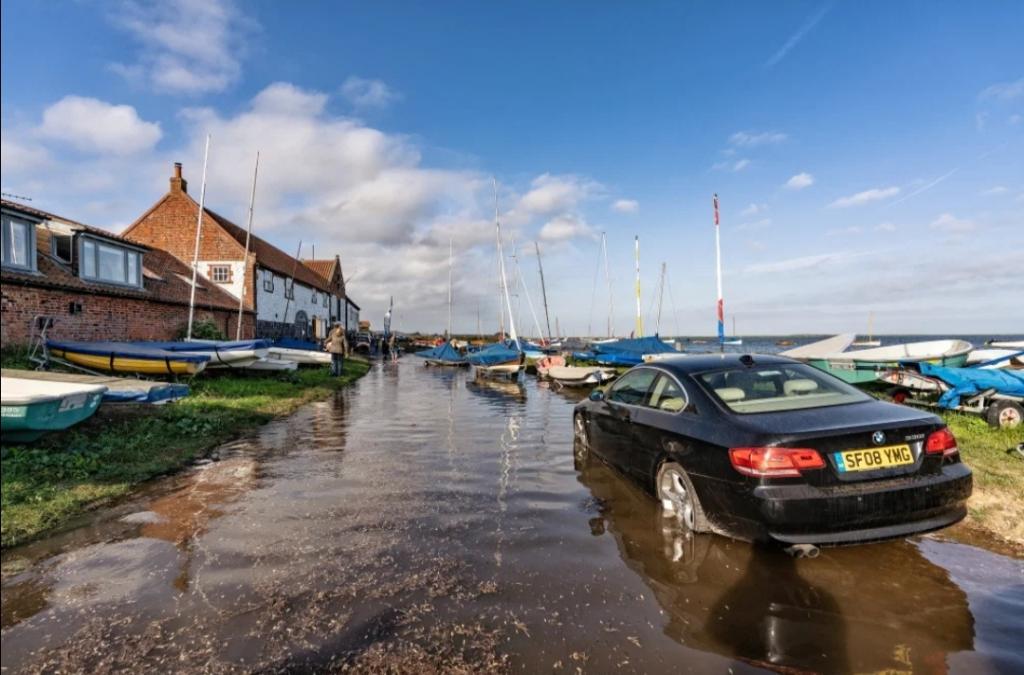 В Великобритании водитель оставил автомобиль на прибрежной дороге: когда он вернулся, то не сразу рассмотрел, среди плавающих лодок, свою машину