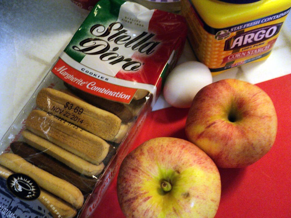 На десерт приготовила яблочные дольки, жаренные во фритюре: в качестве панировки использую раскрошенное печенье