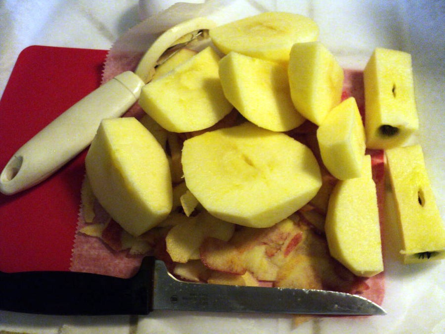 На десерт приготовила яблочные дольки, жаренные во фритюре: в качестве панировки использую раскрошенное печенье