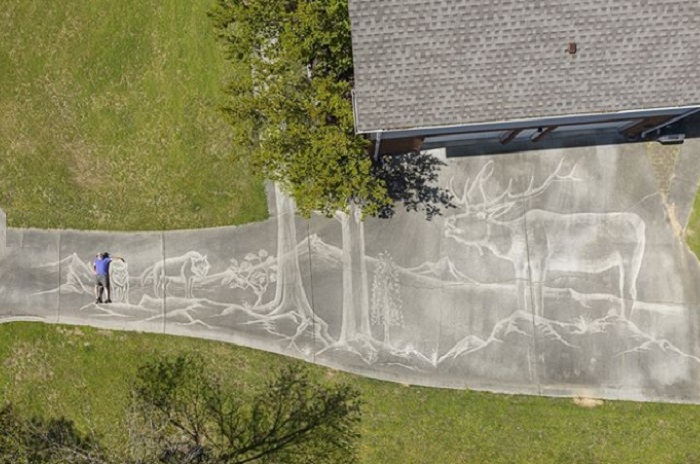 Мужчина с помощью автомойки нарисовал огромную фреску на асфальте возле своего дома
