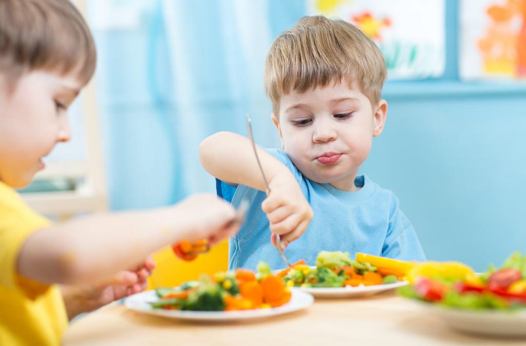 Как научить ребенка хорошим манерам за столом: 5 советов доктора Комаровского