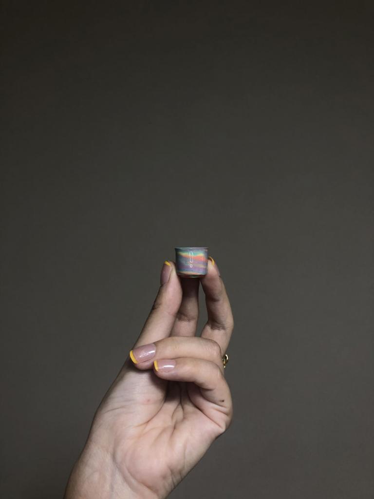 Девушка-блогер создает миниатюрную посуду из керамики, которая помещается в ладони. Цветовую гамму она черпает из окружающего мира