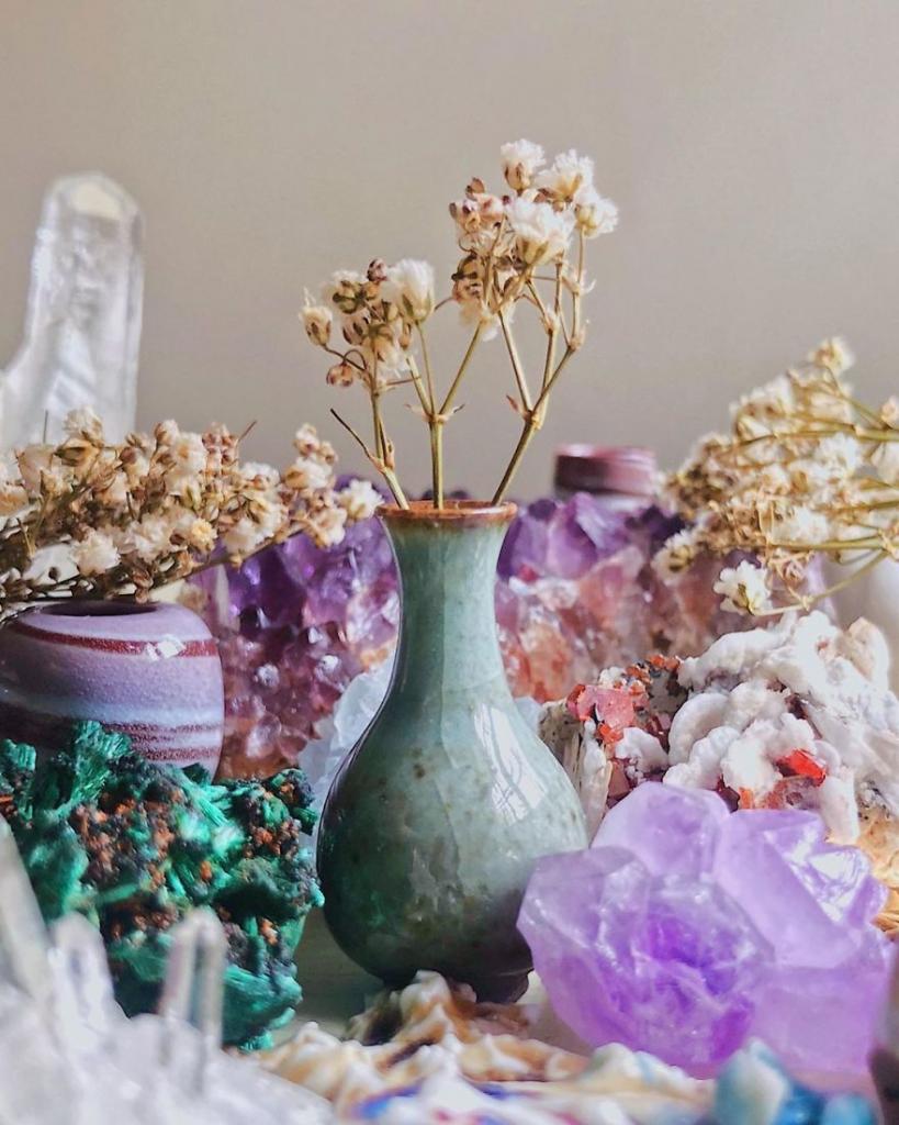 Девушка-блогер создает миниатюрную посуду из керамики, которая помещается в ладони. Цветовую гамму она черпает из окружающего мира