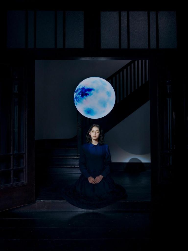 Тайваньская дизайнерская студия создала светильник в форме одной из лун Сатурна – Титана. Проект ручной работы (каждое изделие этой компании уникально)