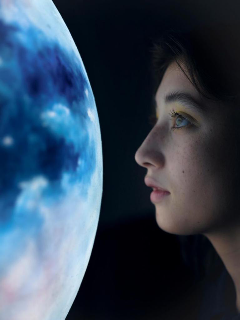 Тайваньская дизайнерская студия создала светильник в форме одной из лун Сатурна – Титана. Проект ручной работы (каждое изделие этой компании уникально)