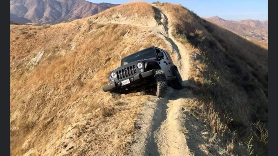 Jeep Wrangler: машина застряла на горной тропе. Как ее вытащить – неизвестно