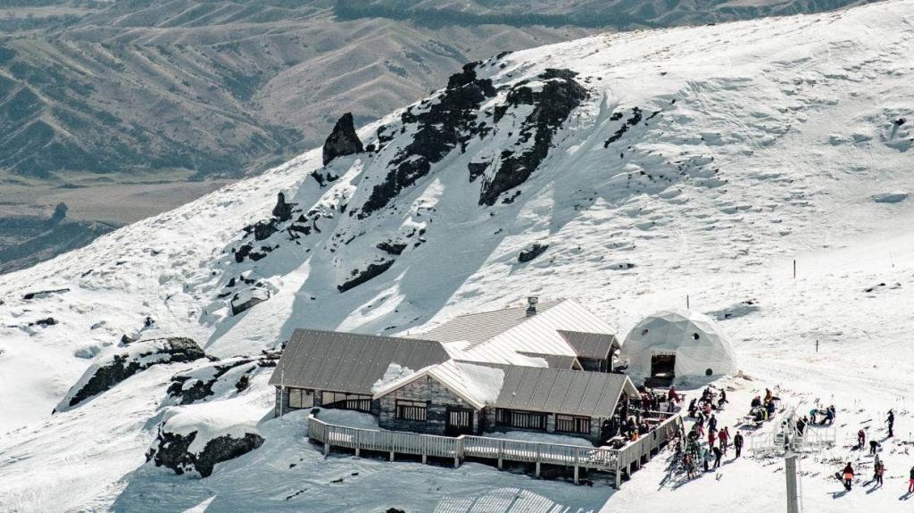 Самая живописная пиццерия Новой Зеландии: она покрыта снегом, расположена в горах и имеет фантастический вид на южные Альпы