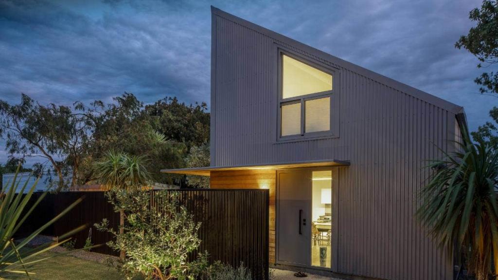Здесь есть все для комфортной жизни: на месте гаража архитектор построил домик в форме куба размером 6 х 6 м