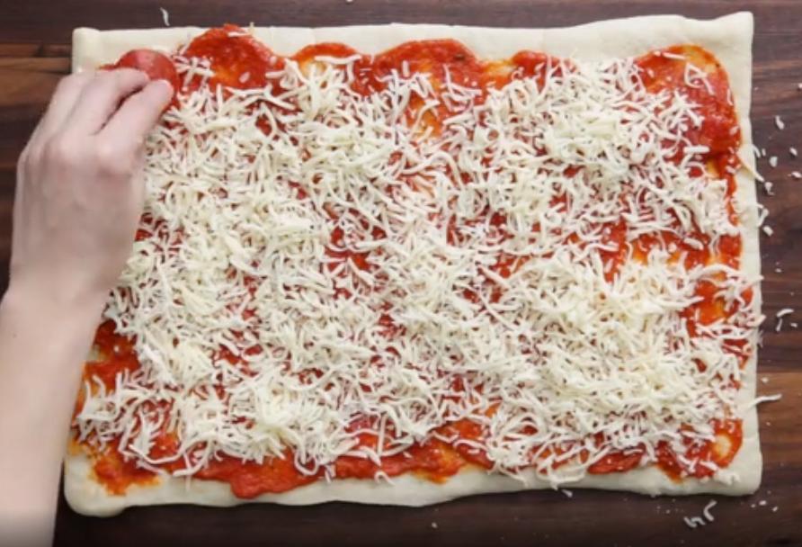Сделала как обычную прямоугольную пиццу, разрезала на полоски и свернула в форме "розочки": ничем не хуже традиционной, но выглядит эффектнее