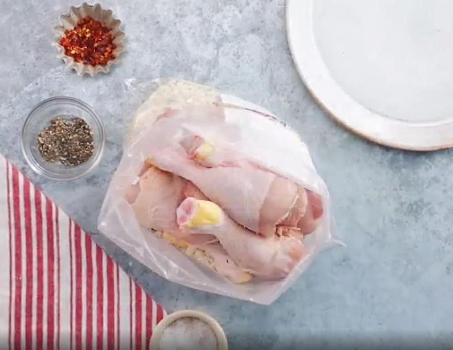 Могу превратить подложку куриных голеней в настоящий кулинарный шедевр на компанию: все благодаря пармскому рецепту с томатным соусом и сыром