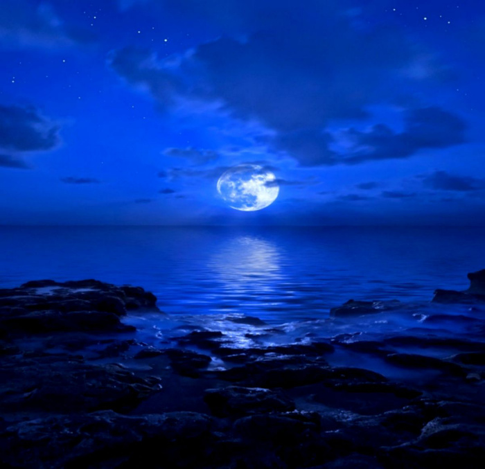 В октябре можно будет любоваться "Голубой Луной": почему это явление так называется и как влияет на человека