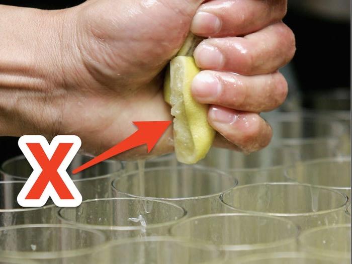 Не кладите в воду лимон в кожуре, там содержатся микробы. 6 побочных эффектов питья лимонной воды
